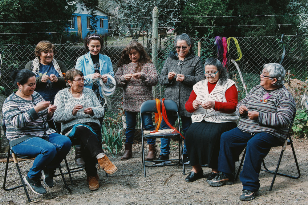 A gathering of Rari-Panimavida artisans of all ages