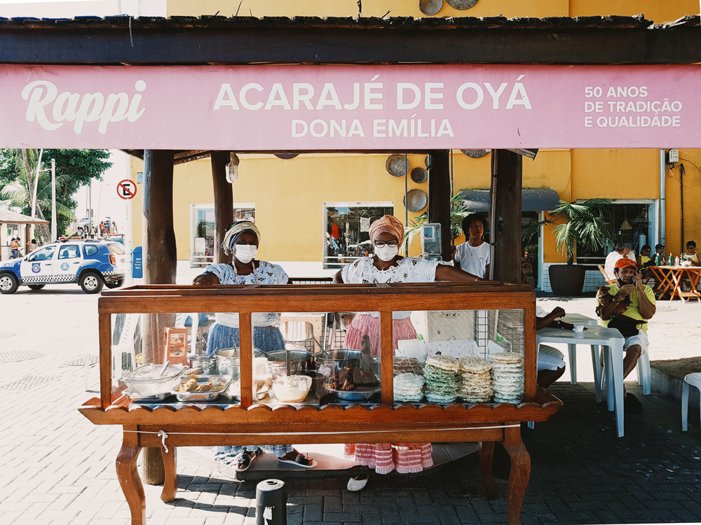 Maria Emília Bittencourt (left) selling acarajé with one of her daughters in the Barra neighborhood of Salvador