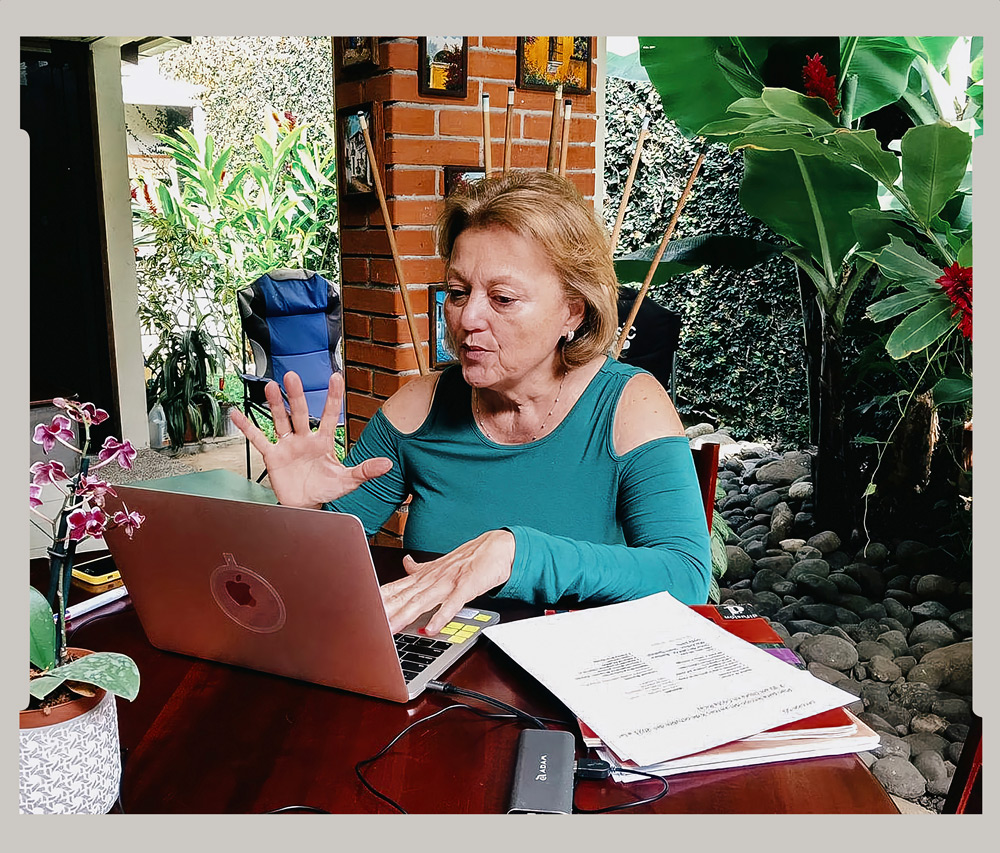 Ileana teaching a Spanish language class online