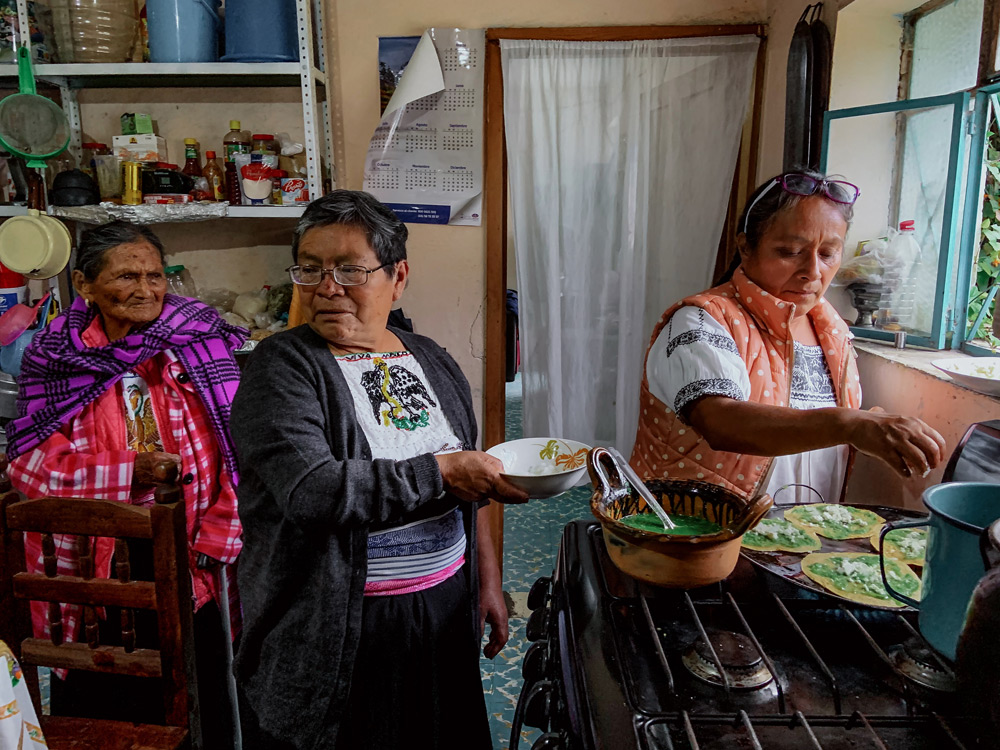 The Baltazar Márquez women preparing Otomí dishes passed down through the generations